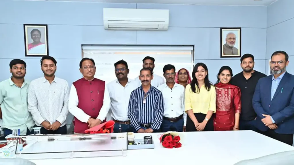 मुख्यमंत्री श्री विष्णुदेव साय ने आज मंत्रालय महानदी भवन स्थित अपने कार्यालय में सीडीएस परीक्षा में ऑल इंडिया चौथा रैंक प्राप्त करने वाली मुंगेली की सुश्री सुप्रिया को सम्मानित किया। उन्होंने सुप्रिया और उनके परिजनों को पुष्पगुच्छ भेंटकर बधाई एवं शुभकामनाएं दी और मुँह मीठा कराया।
मुख्यमंत्री श्री साय ने कहा कि सुप्रिया की सफलता यह संदेश देती है कि यदि लक्ष्य स्पष्ट हो और प्रयास ईमानदार हों, तो साधारण पृष्ठभूमि से आने वाला युवा भी असाधारण उपलब्धि हासिल कर सकता है। उन्होंने कहा कि सुप्रिया का अनुशासन, परिश्रम और राष्ट्रसेवा के प्रति समर्पण राज्य के युवाओं के लिए प्रेरणास्रोत है। मुख्यमंत्री ने कहा कि राज्य के युवाओं को सुप्रिया से प्रेरणा लेकर अपने लक्ष्य पाने की दिशा में आगे बढ़ने का प्रयास करना चाहिए। इस अवसर पर मुंगेली कलेक्टर कुन्दन कुमार भी उपस्थित रहे।
उल्लेखनीय है कि जिले के ग्राम टेढ़ाधौंरा की 23 वर्षीय सुप्रिया ठाकुर ने सीडीएस परीक्षा में ऑल इंडिया चौथी रैंक प्राप्त कर मुंगेली जिला सहित राज्य को राष्ट्रीय स्तर पर गौरवान्वित किया है। अपनी प्रतिभा, अनुशासन और देशसेवा के अटूट संकल्प के बल पर वे भारतीय सेना में लेफ्टिनेंट के पद पर चयनित हुई हैं। इस गौरवपूर्ण उपलब्धि पर उन्हें मुख्यमंत्री ने शुभकामनाएं दी है।